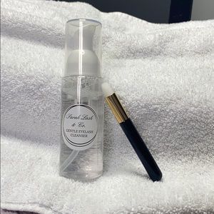 Gentle foaming eyelash cleanser